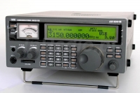 AOR AR-5001D - odbiornik skener radiowy pokazany przy pracy na biurku - jako odbiornik stacjonarny